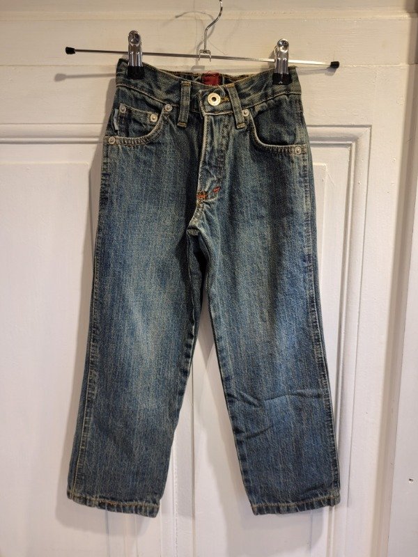 Producto - Jean LE UTTHE azul rígido recto- Talle 2 años- PRECIO: 8X