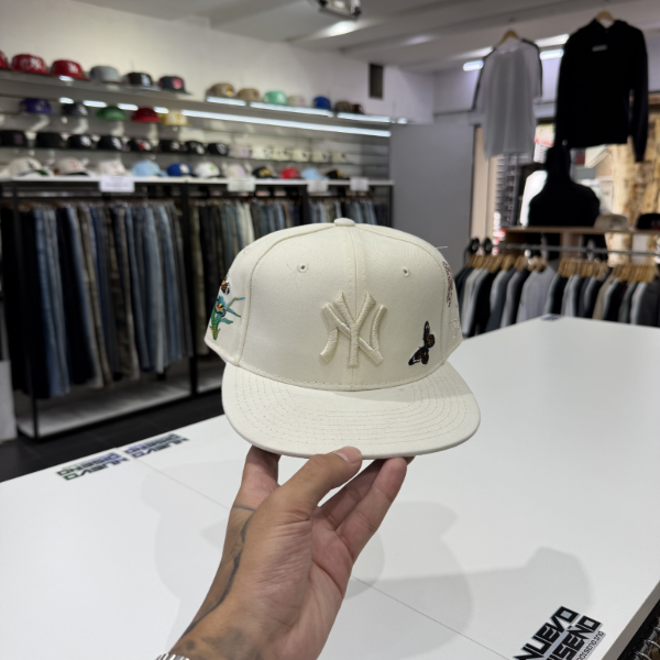 Producto - Gorra NY Crema Mariposa