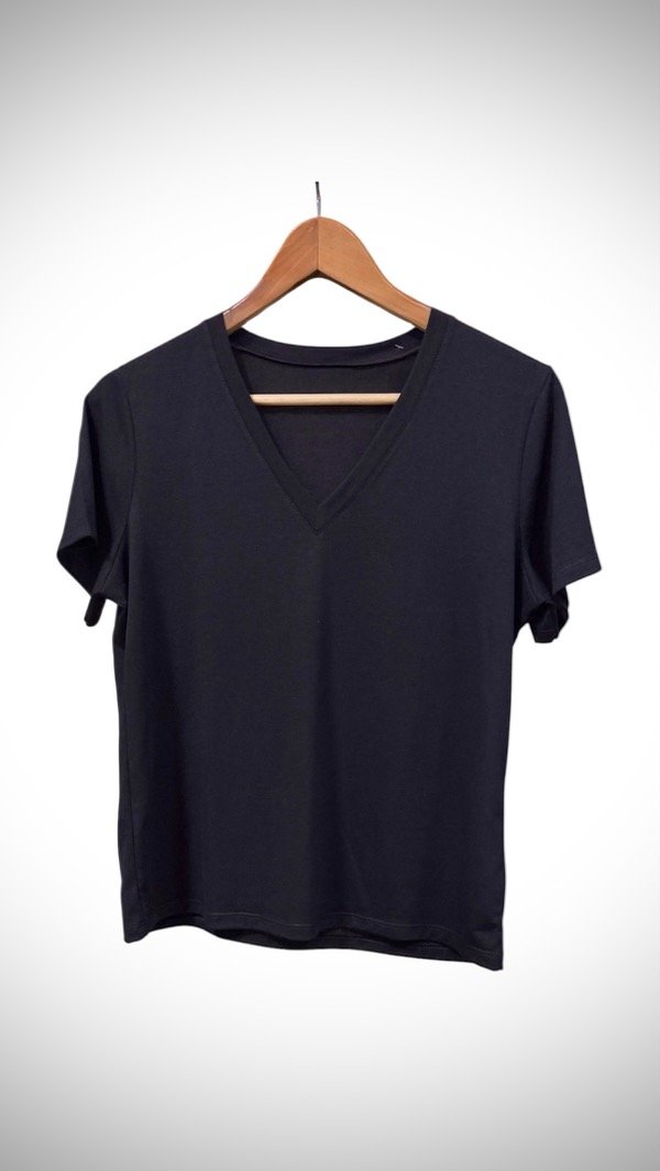 Producto - Remera escote v negro