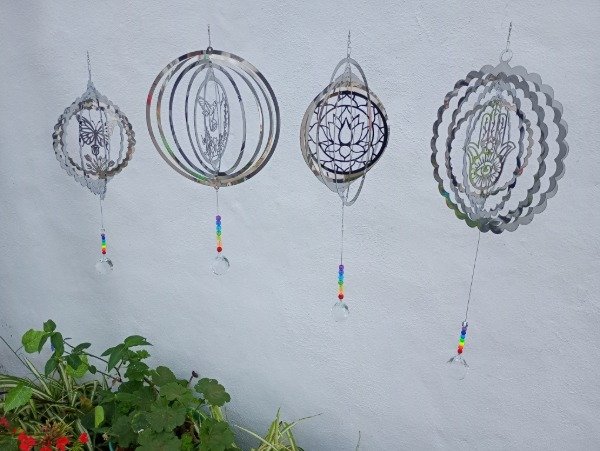 Producto - 4 giravientos: 2 grandes y 2 chicos, decorados con atrapasol.