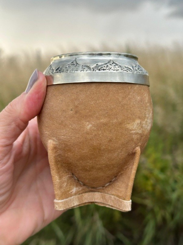 Producto - MATE TORPEDO VIROLA DE ALPACA REPUJADA CUERO CRUDO