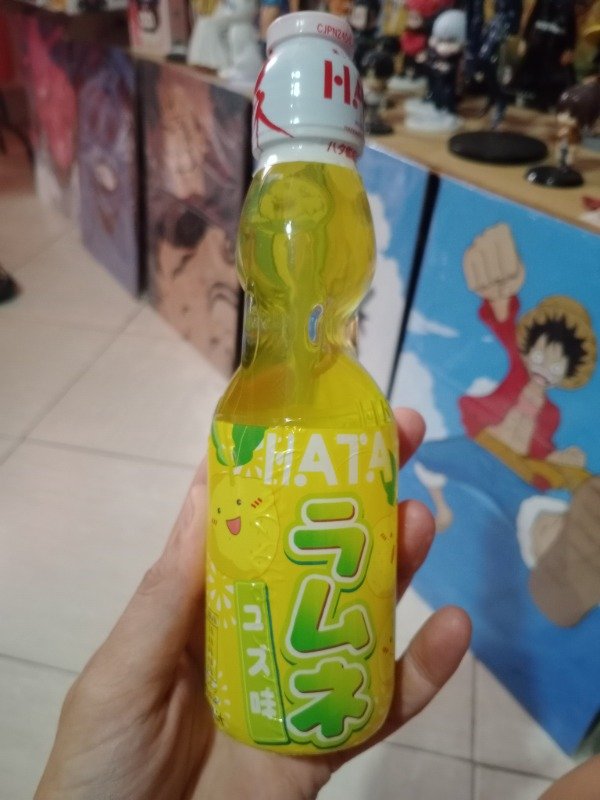 Producto - Gaseosa ramune Japonesa vidrio sabor yuzu