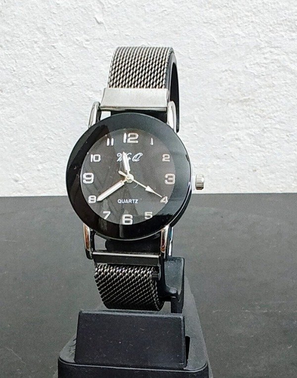 Producto - Reloj Redondo Esfera Negra Agujas Plateadas Malla inmantada Plateada