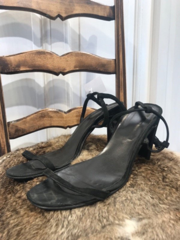 Producto - Sandalias negras gamuzadas- Talle 38- PRECIO: 24x