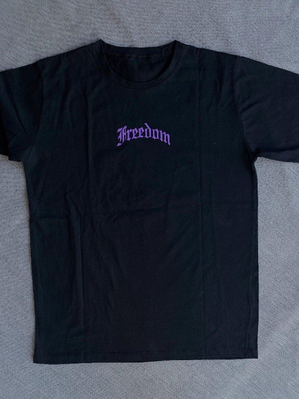 Producto - REMERA OVERSIZE FREEDOM