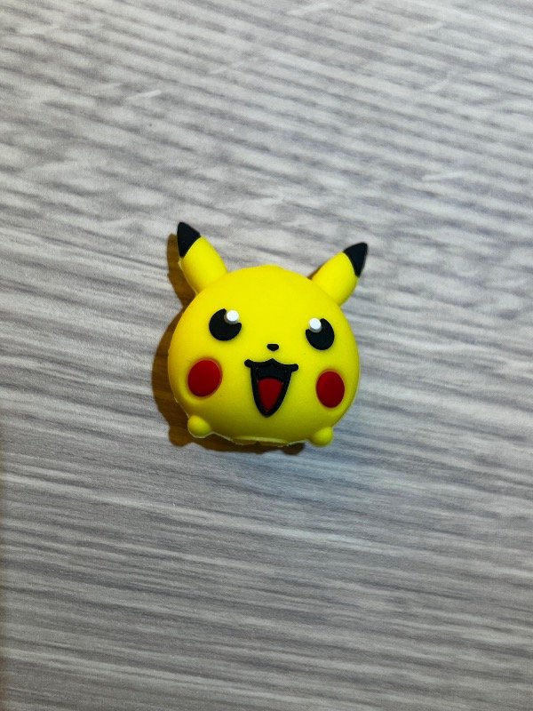Producto - Pin de estetoscopio pikachu
