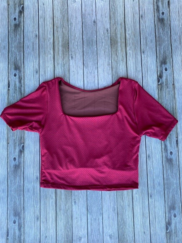 Crop Lotus manga corta bordeaux