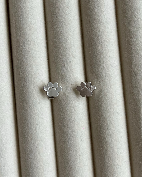 Producto - Aros huellitas de acero blanco 6mm de largo
