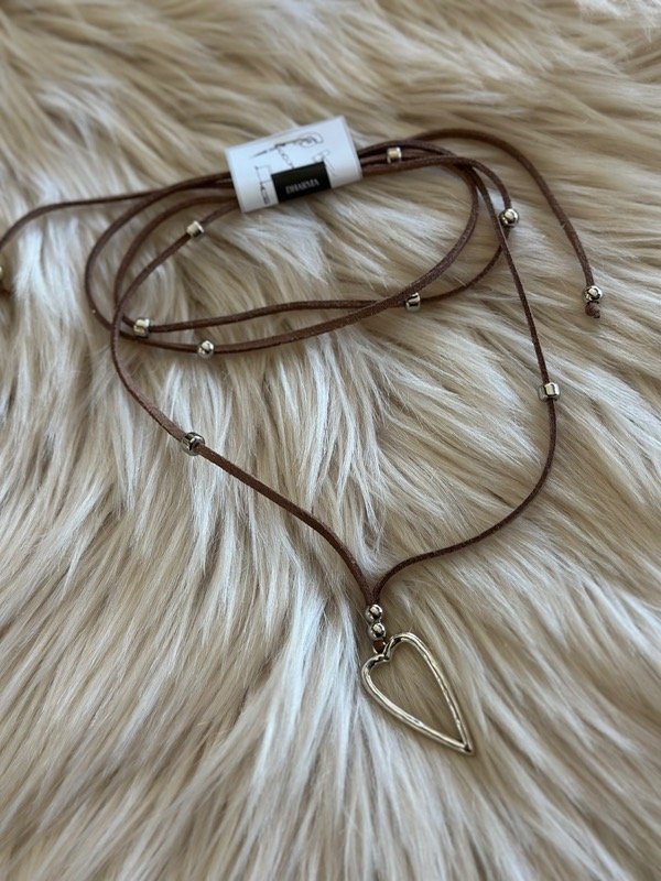 Producto - CHOKER DE GAMUZA MINI CORAZÓN 2 CORDÓN MARRON