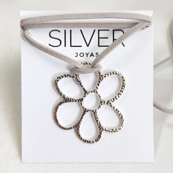Producto - Choker gamuzado gris dije flor