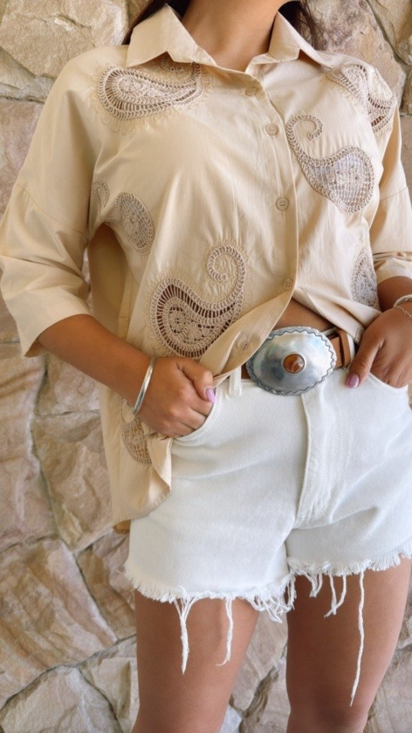 Producto - CAMISA BEIGE CON APLIQUES CROCHET