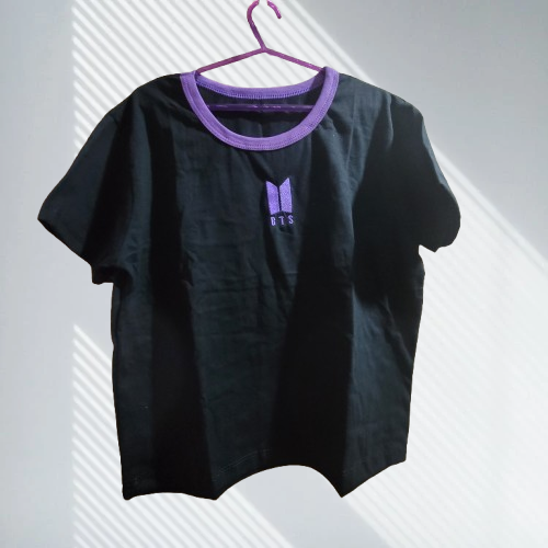 Producto - REMERA BABY TEE BORDADA BTS