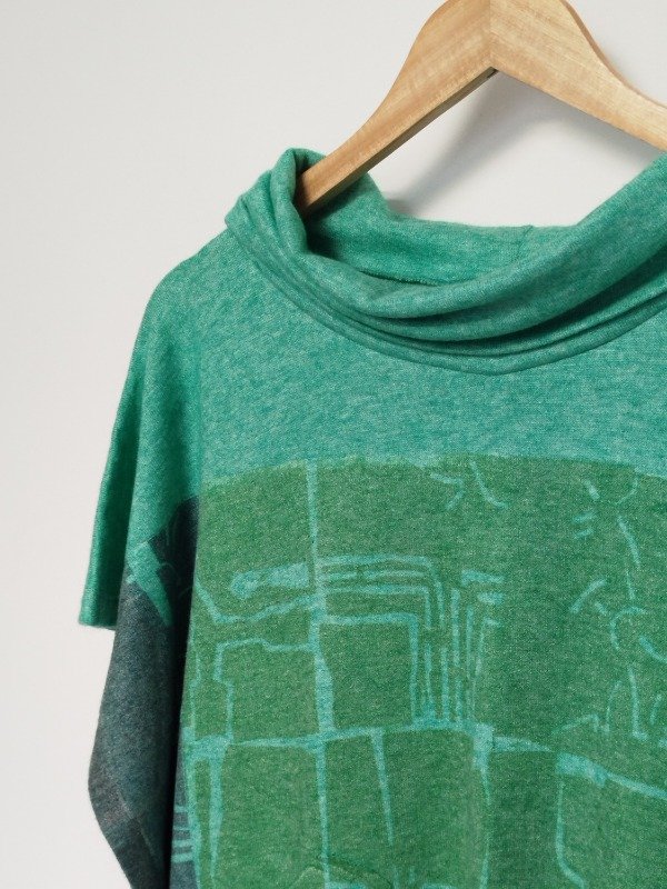 Producto - Poncho Mariel -verde estampa Campo en verde y negro-