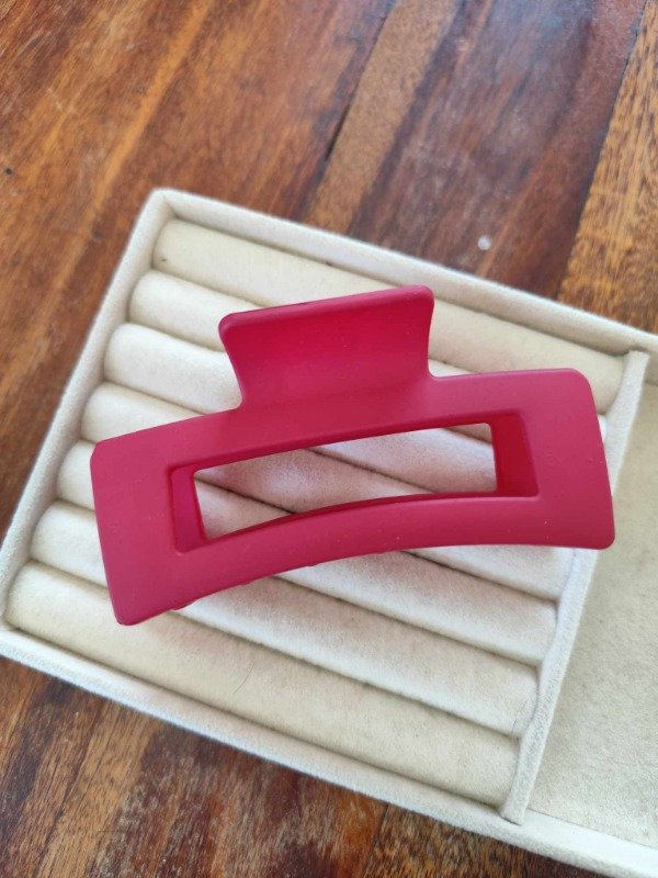 Producto - Broche clásico rojo.