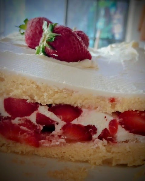 Producto - Torta de frutillas con crema