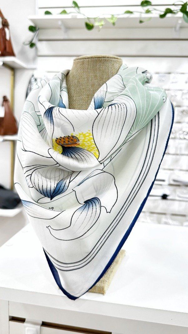 Producto - Pañuelo fondo blanco y estampa azul