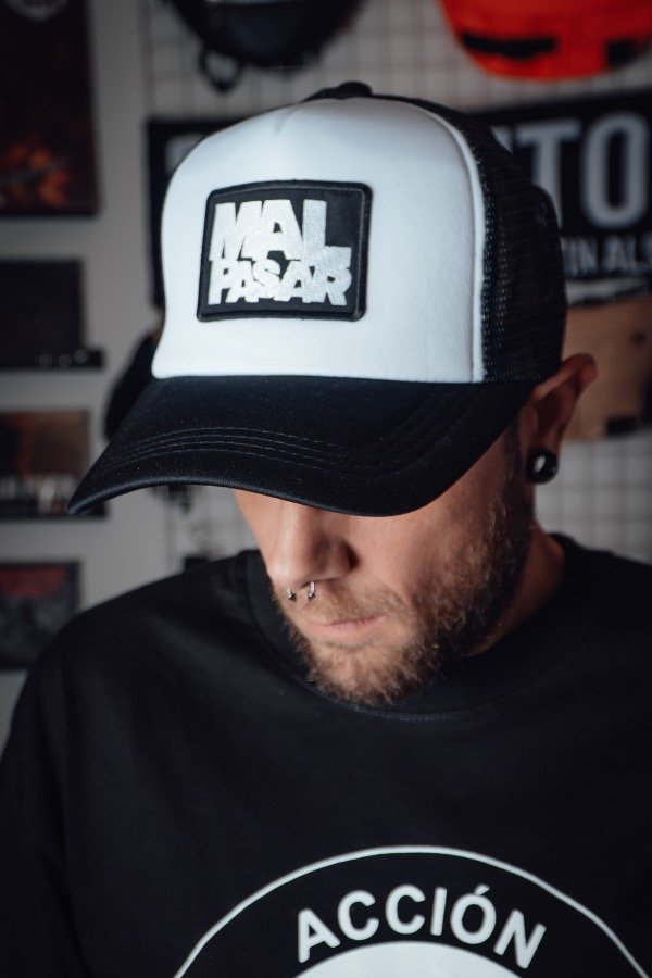 Producto - Visera Trucker Mal Pasar Negra y blanca
