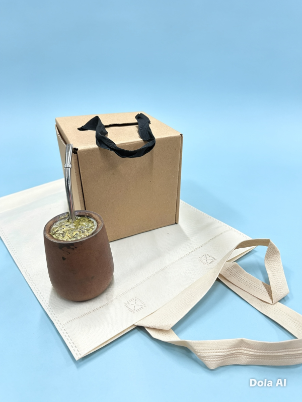Producto - CAJA BOLSA CON CUNA PARA MATE Y BOMBILLA -COD. CC140  medida 15x15x15 - 1