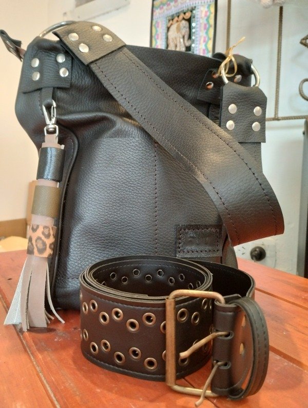 Producto - Cartera cuero negra con cierre