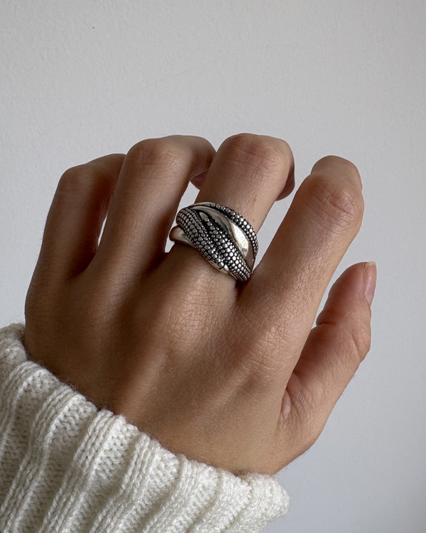 Producto - Anillo grueso con detalles de acero blanco numero 15