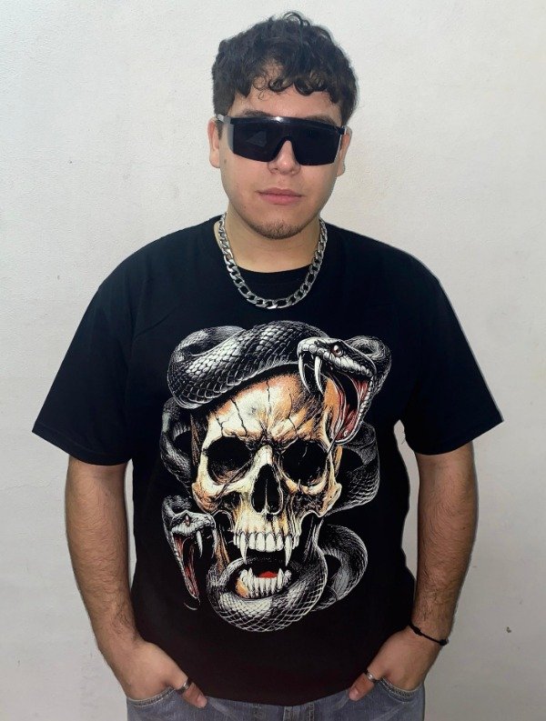 Producto - Remera Calavera Serpiente Brilla en la Oscuridad