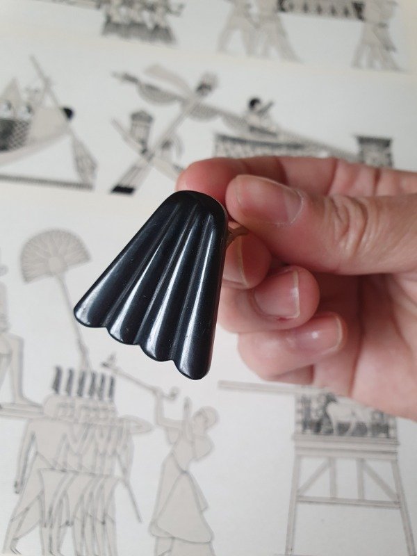 Producto - Clip de Vestido Art Déco Flor de Papiro Baquelita Negra