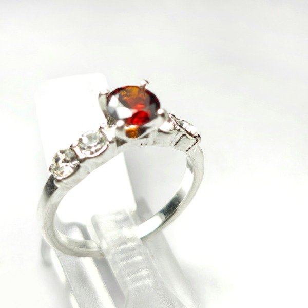 Producto - ANILLO CON CRISTAL ROJO Y CUBIC BLANCO
