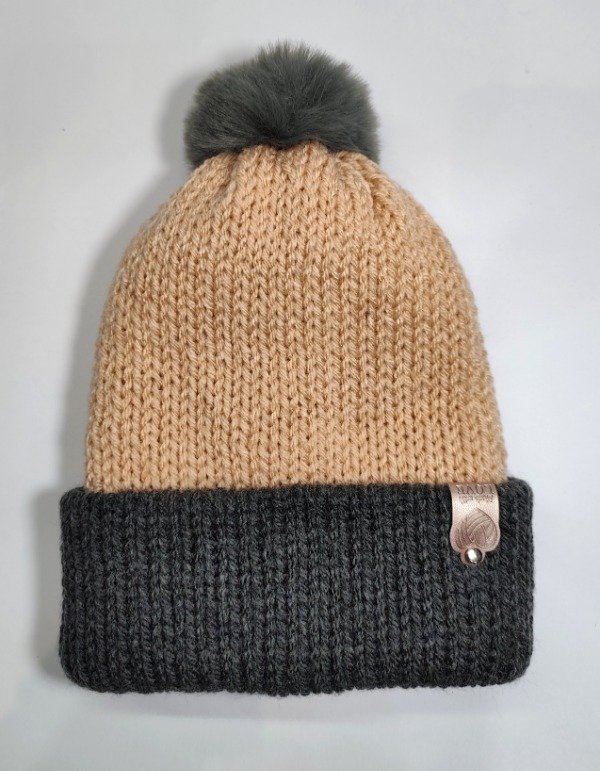 Producto - Gorro color nude y gris oscuro