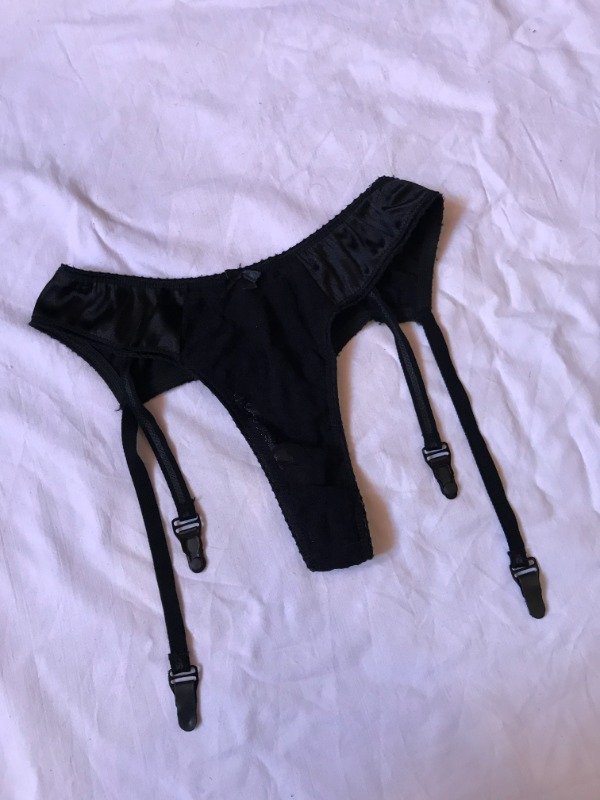 Producto - Vintage black flowers and black ribborn satin garter panties.