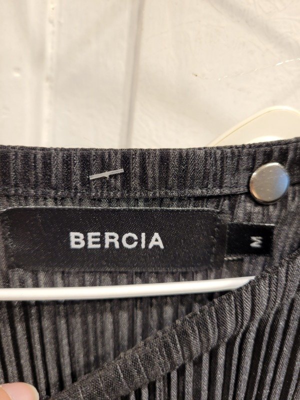 Producto - Vestido BERCIA negro plisado Talle M - PRECIO: 56X - 3