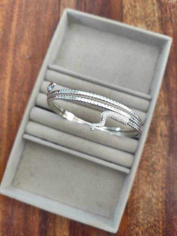 Producto - Brazalete bicha fina. Plateado