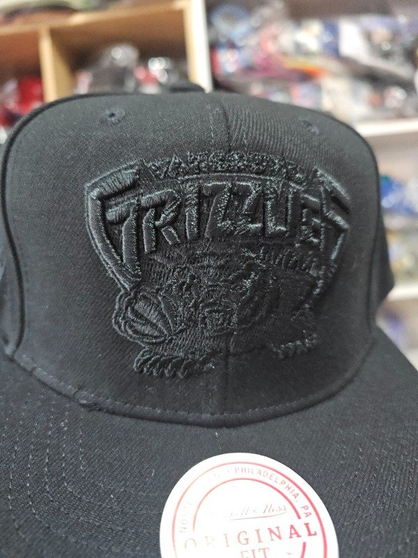 Vancouver Grizzlies total black Mitchell and Ness snapback — imagen 2