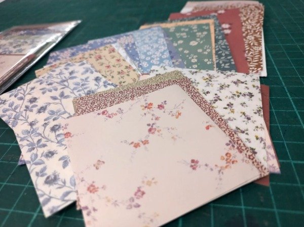 Producto - Pack de papeles mini de diferentes estampas y tramaños