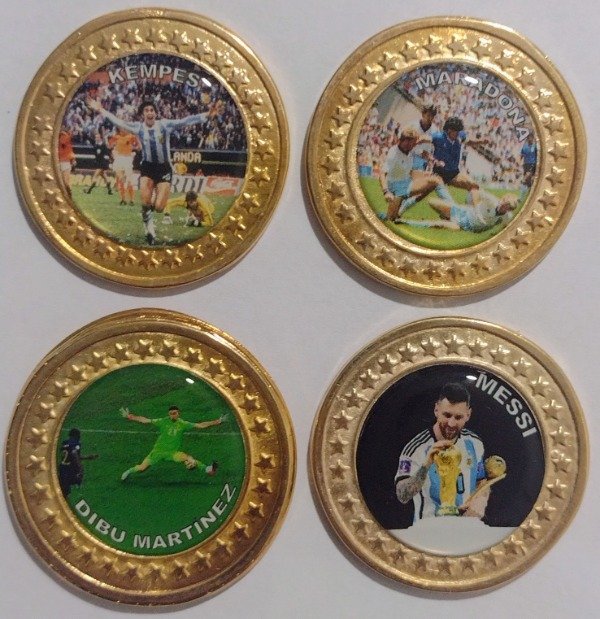 Producto - Colección de Medallas Campeones del Mundo. Kempes. Maradona. Messi. Dibu - 0