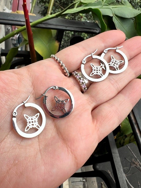 Producto - 2 pares de aros de acero nudo de bruja