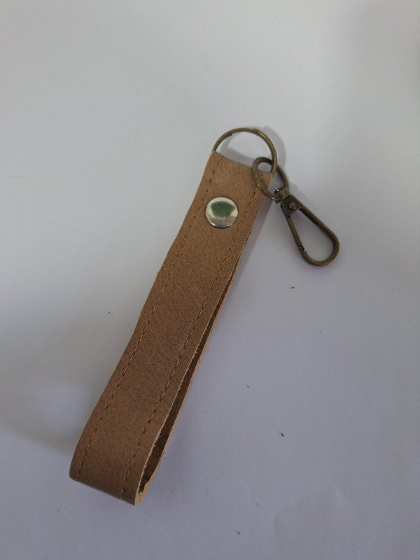 Producto - Llavero Marrón pespunte