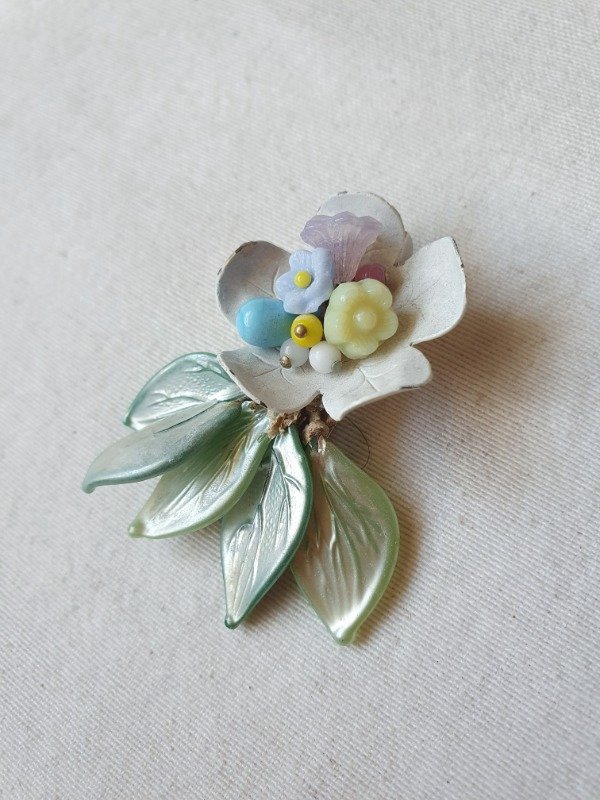 Producto - Prendedor 40s Anémona Blanca con Bouquet Pastel