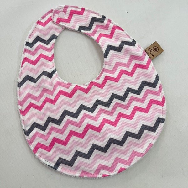 Producto - Babero impermeable chevron rosa y gris