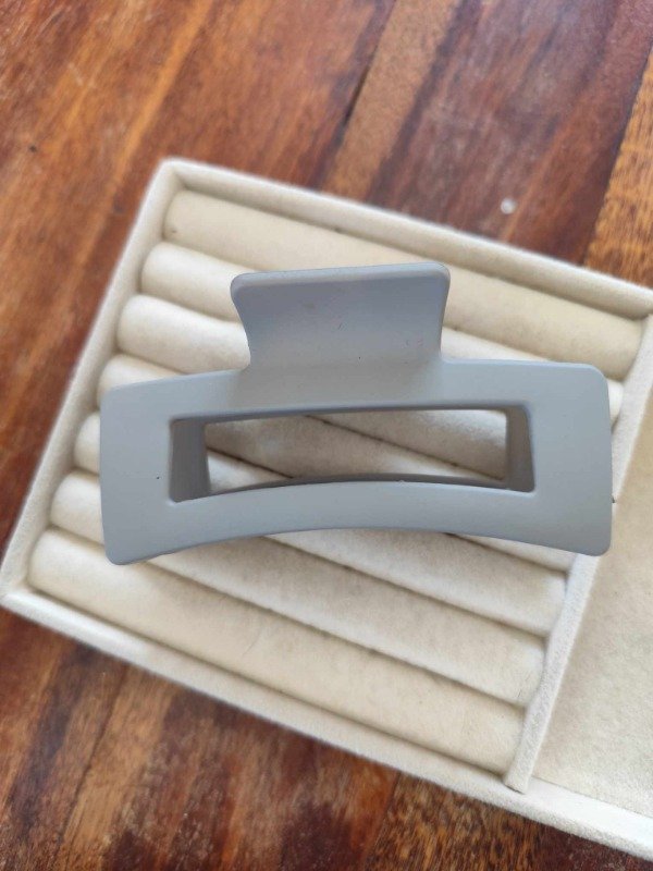 Producto - Broche clásico gris