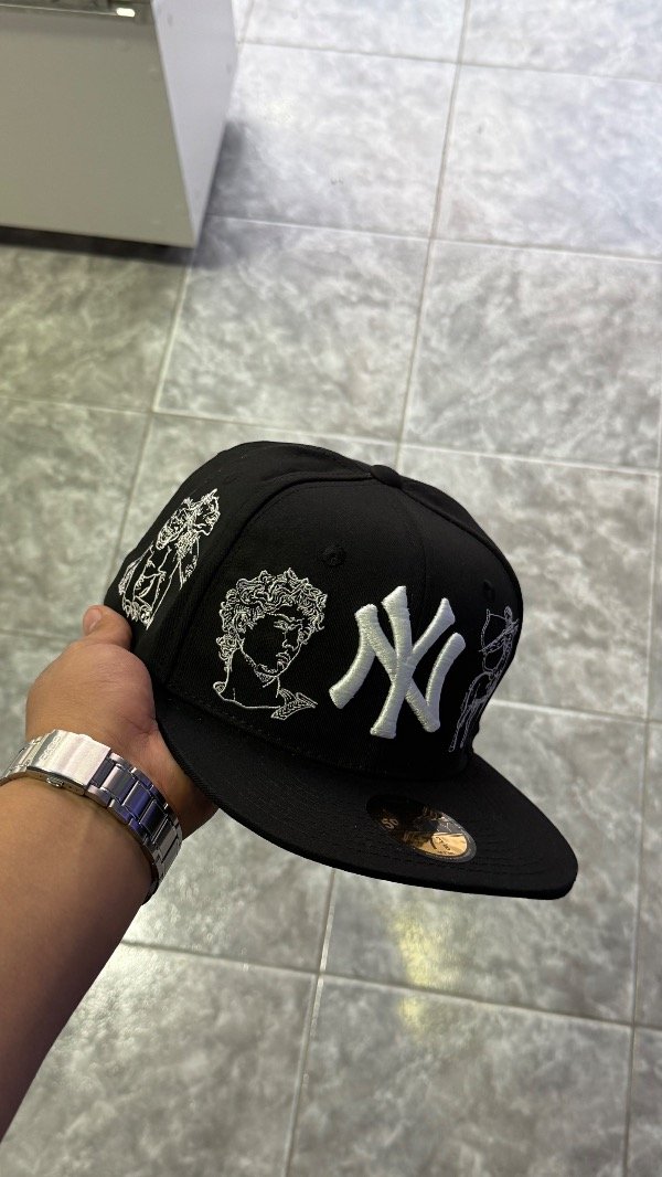 Producto - CAP CERRADA PLANA NW CON DETALLES BLANCOS 58.7cm