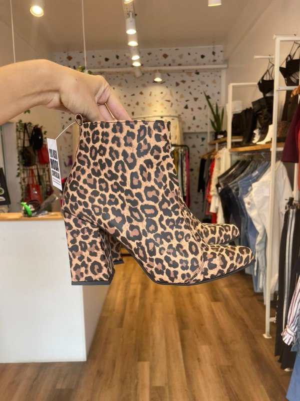 Producto - Botas caña corta animal print