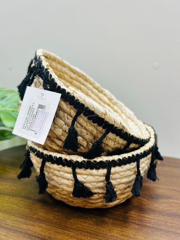 Producto - Canasta tejida con borlas grande