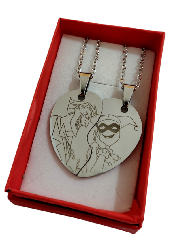 Producto - DIJE CORAZON COMPARTIDO JOKER Y HARLEY QUINN + CAJA DE REGALO