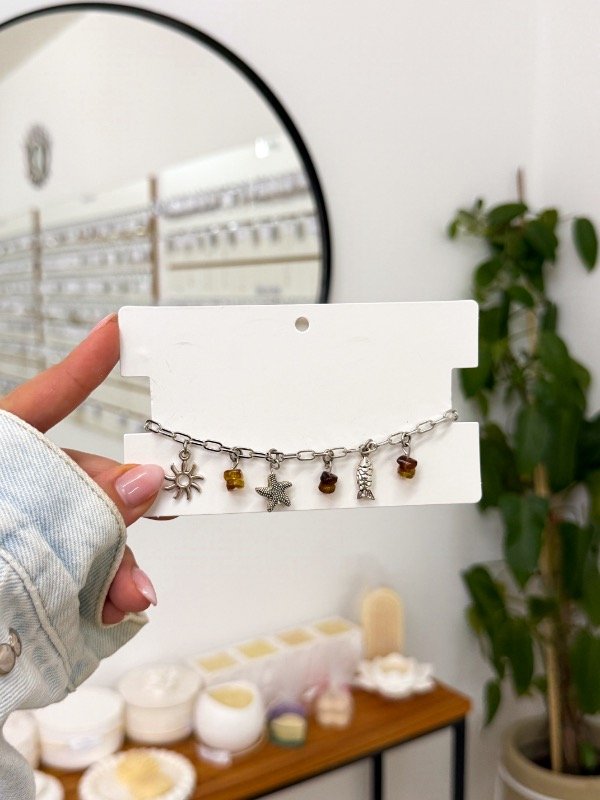 Producto - Tobillera dijes mar plateada y marrón