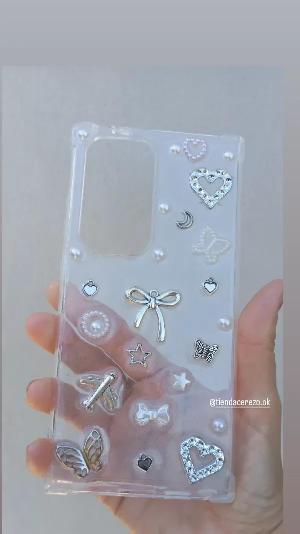 Producto - FUNDA CON DIJES PLATEADOS Y PERLADOS PARA SAMSUNG S24 ULTRA
