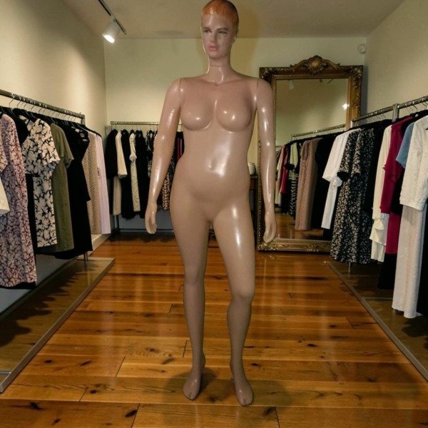 Producto - maniqui palstico brilloss talle especial color nude