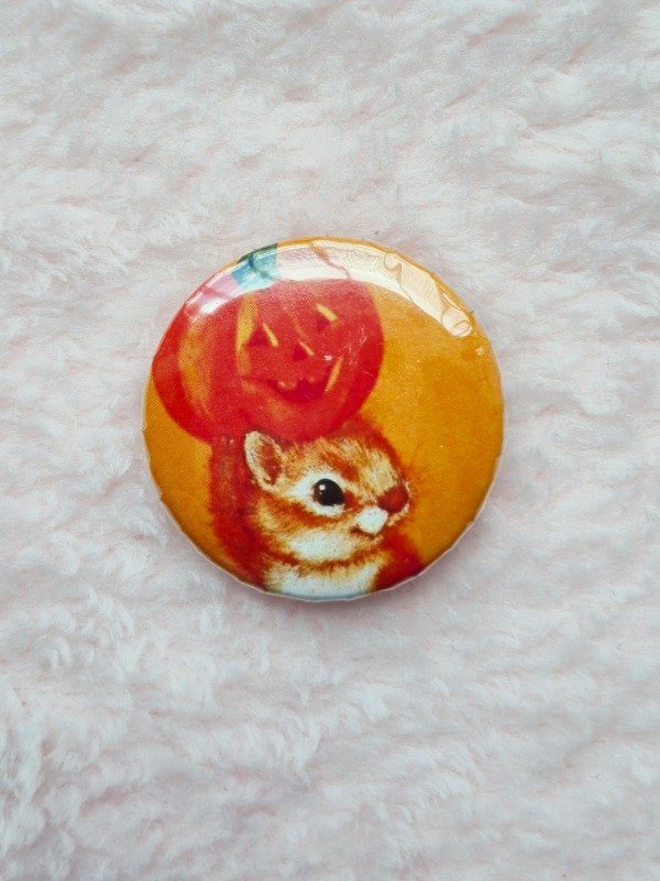 Producto - Pin ardillita Halloween