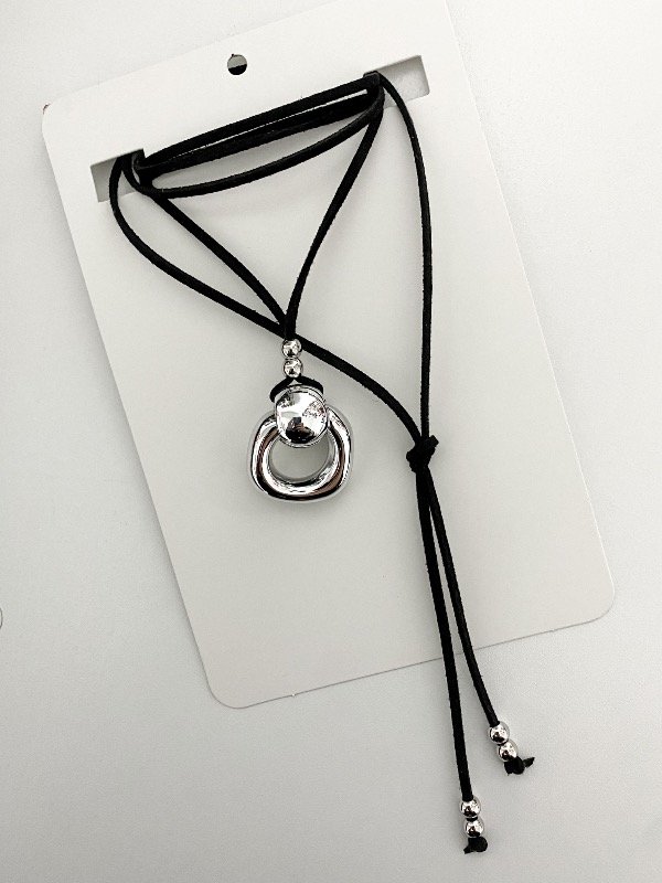 Producto - Collar negro y plateado Naw
