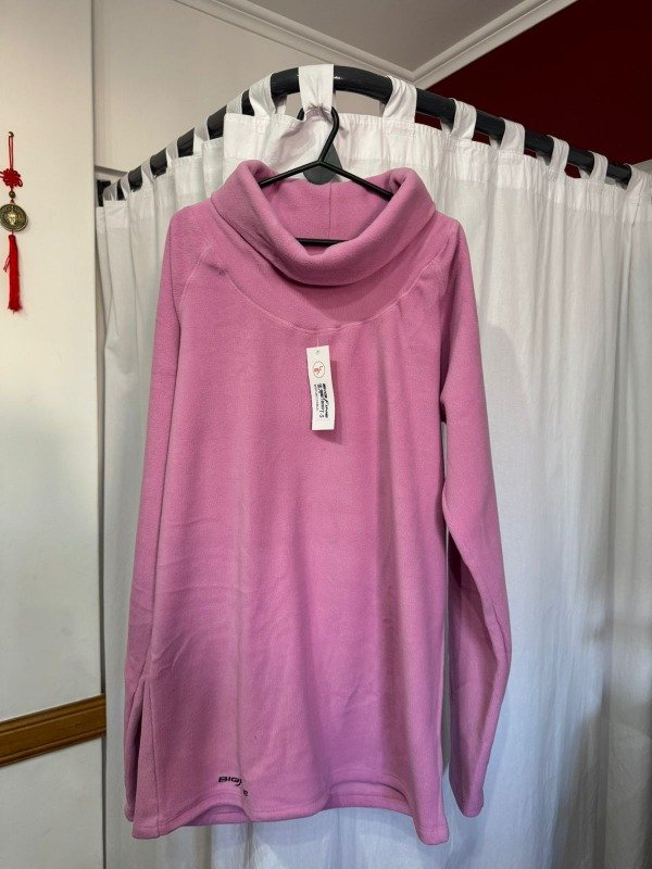 Producto - POLAR CON CUELLO ROSA