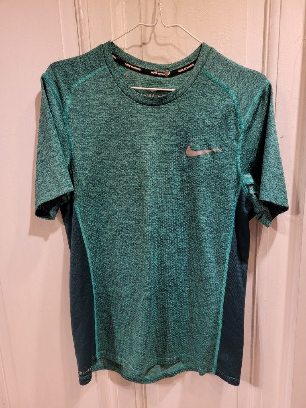 Producto - Remera NIKE verde dri-fit Talle S - PRECIO: 44X